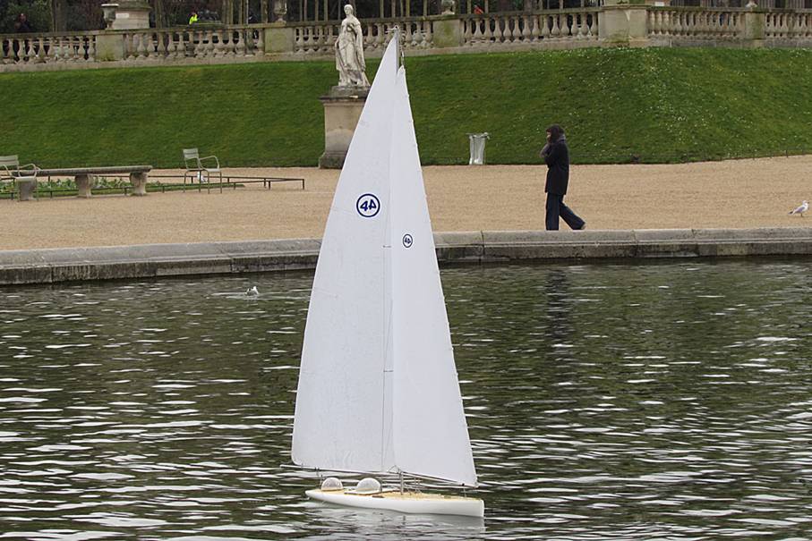 club nautique du luco jardin du Luxembourg Paris pond boat