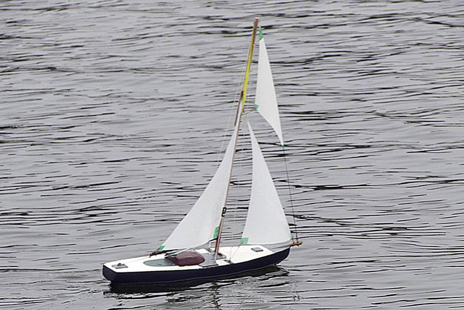 club nautique du luco jardin du Luxembourg Paris pond boat