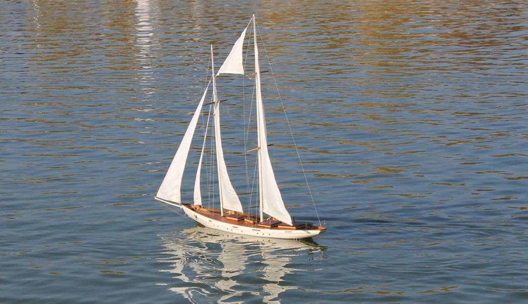 club nautique du luco jardin du Luxembourg Paris pond boat