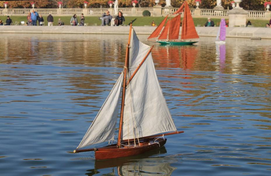 club nautique du luco jardin du Luxembourg Paris pond boat