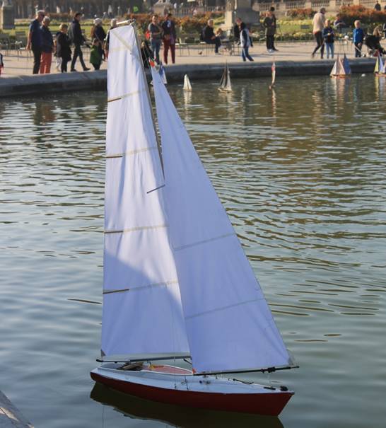 club nautique du luco jardin du Luxembourg Paris pond boat