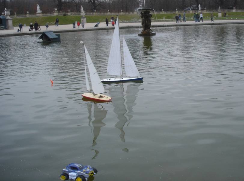 club nautique du luco jardin du Luxembourg Paris pond boat