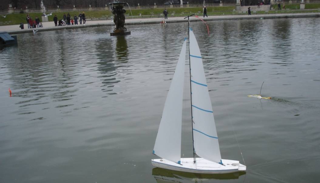 club nautique du luco jardin du Luxembourg Paris pond boat
