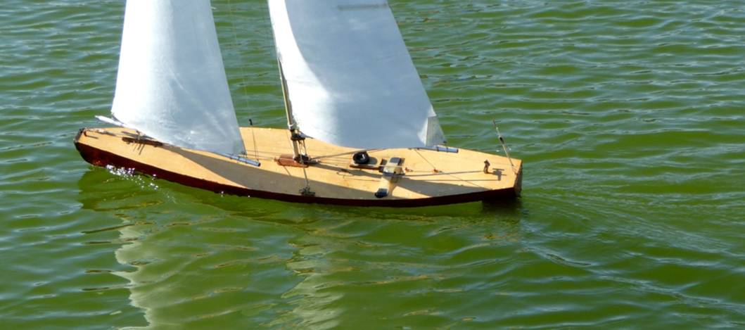club nautique du luco jardin du Luxembourg Paris pond boat