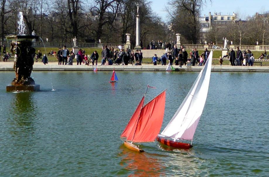 club nautique du luco jardin du Luxembourg Paris pond boat