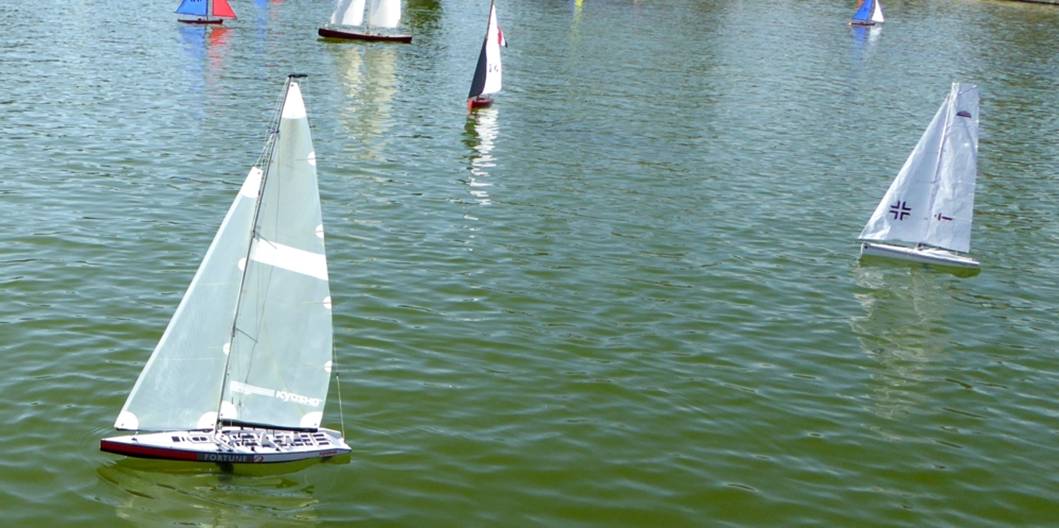 club nautique du luco jardin du Luxembourg Paris pond boat