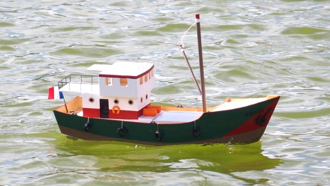 club nautique du luco jardin du Luxembourg Paris pond boat