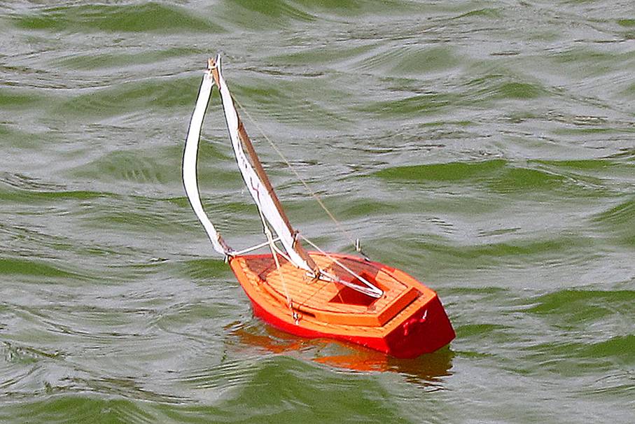 club nautique du luco jardin du Luxembourg Paris pond boat
