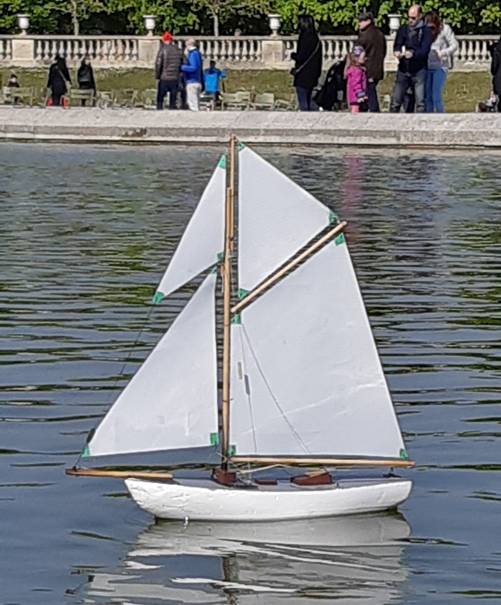 club nautique du luco jardin du Luxembourg Paris pond boat