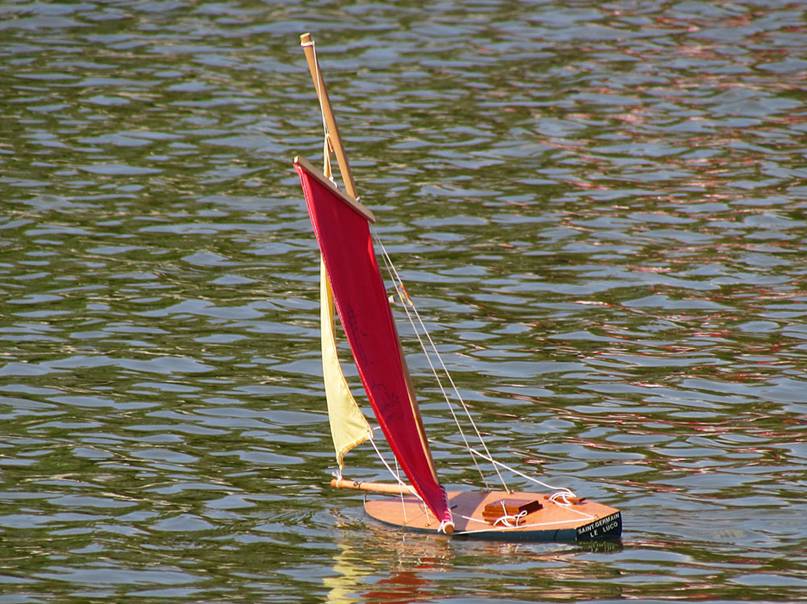 club nautique du luco jardin du Luxembourg Paris pond boat