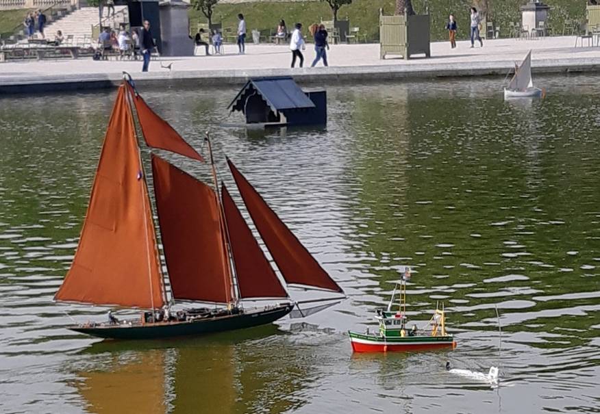 club nautique du luco jardin du Luxembourg Paris pond boat