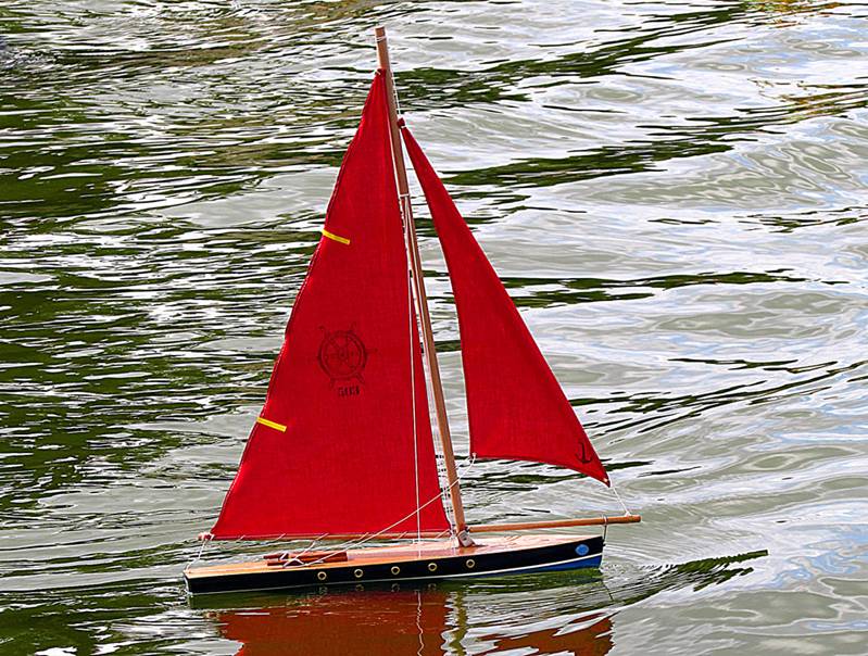club nautique du luco jardin du Luxembourg Paris pond boat