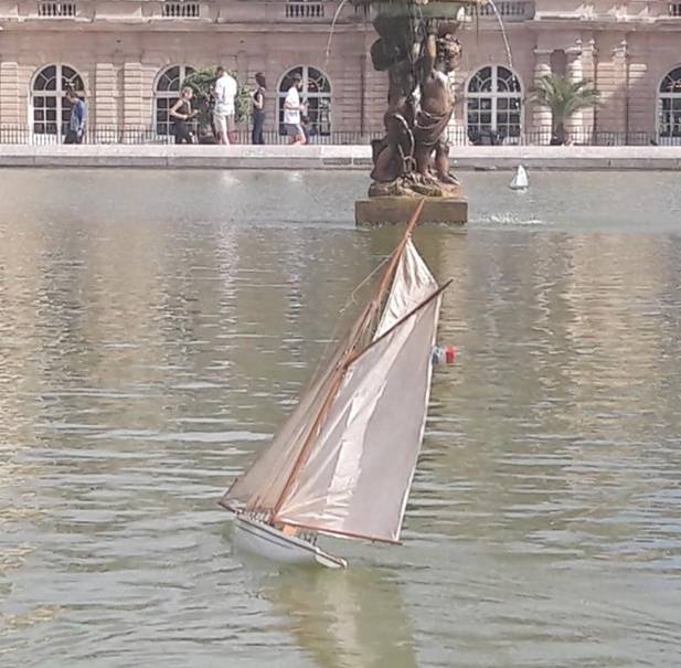club nautique du luco jardin du Luxembourg Paris pond boat