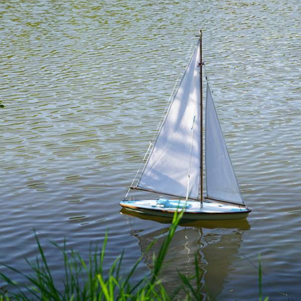 club nautique du luco jardin du Luxembourg Paris pond boat