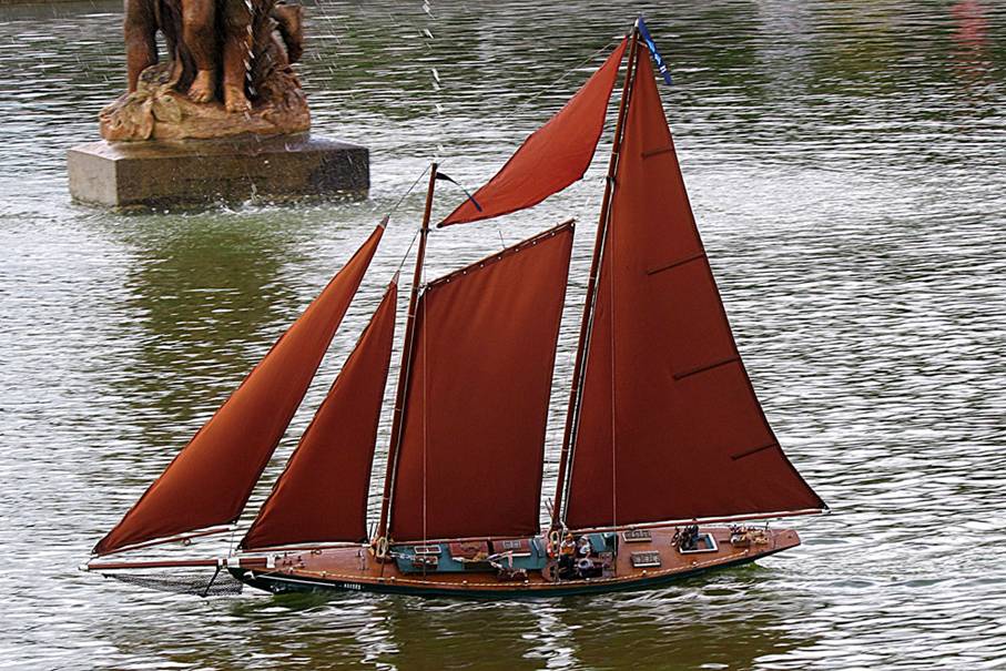 club nautique du luco jardin du Luxembourg Paris pond boat