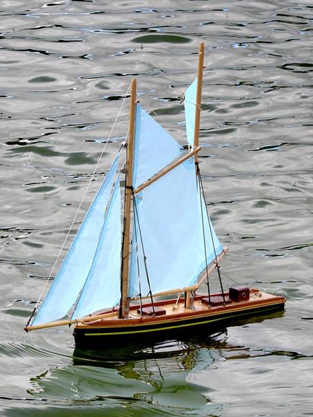 club nautique du luco jardin du Luxembourg Paris pond boat