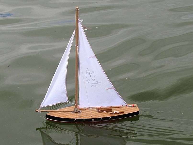 club nautique du luco jardin du Luxembourg Paris pond boat