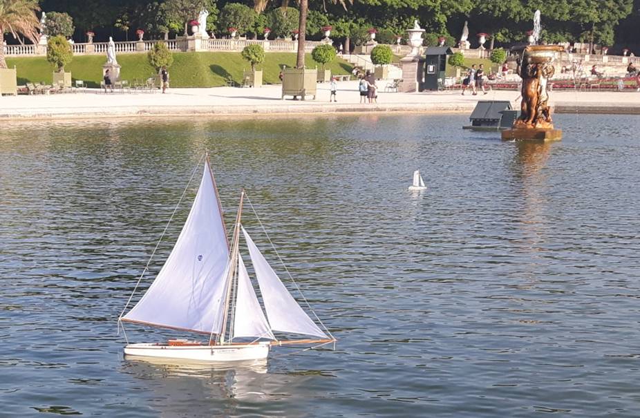 club nautique du luco jardin du Luxembourg Paris pond boat