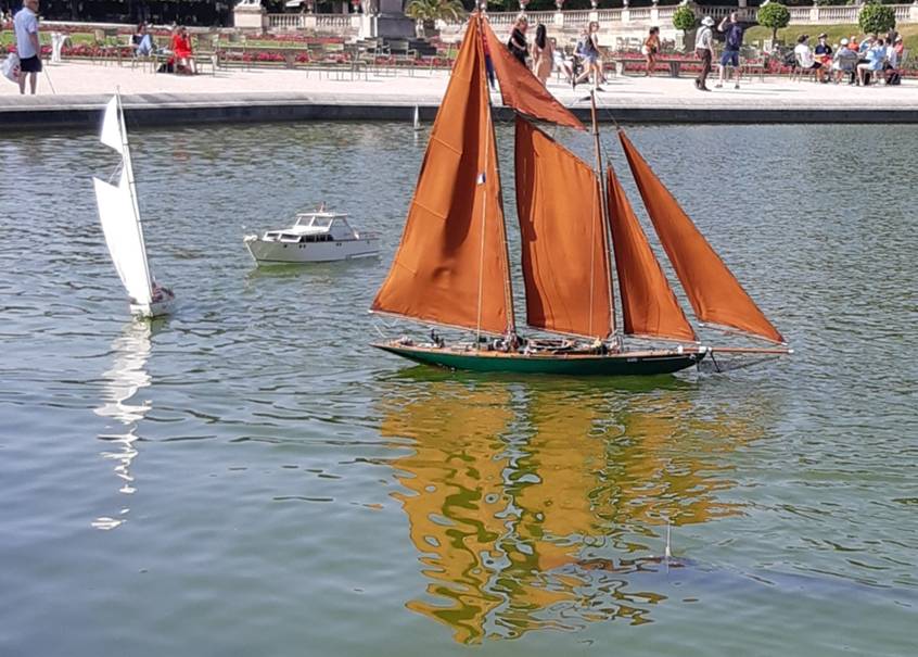 club nautique du luco jardin du Luxembourg Paris pond boat