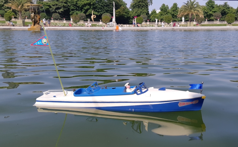 club nautique du luco jardin du Luxembourg Paris pond boat
