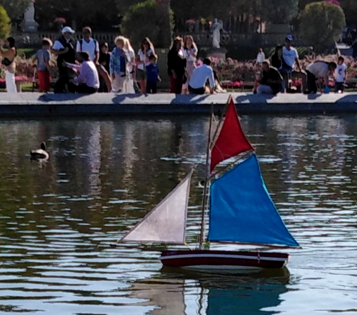 club nautique du luco jardin du Luxembourg Paris pond boat