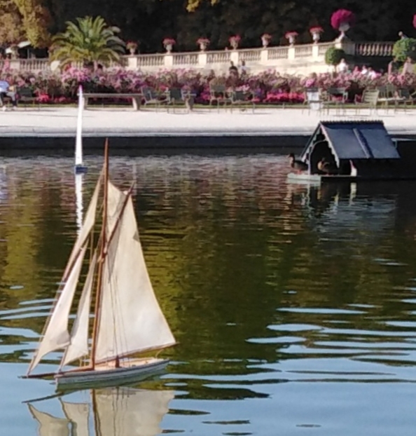 club nautique du luco jardin du Luxembourg Paris pond boat