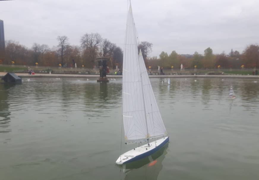 club nautique du luco jardin du Luxembourg Paris pond boat