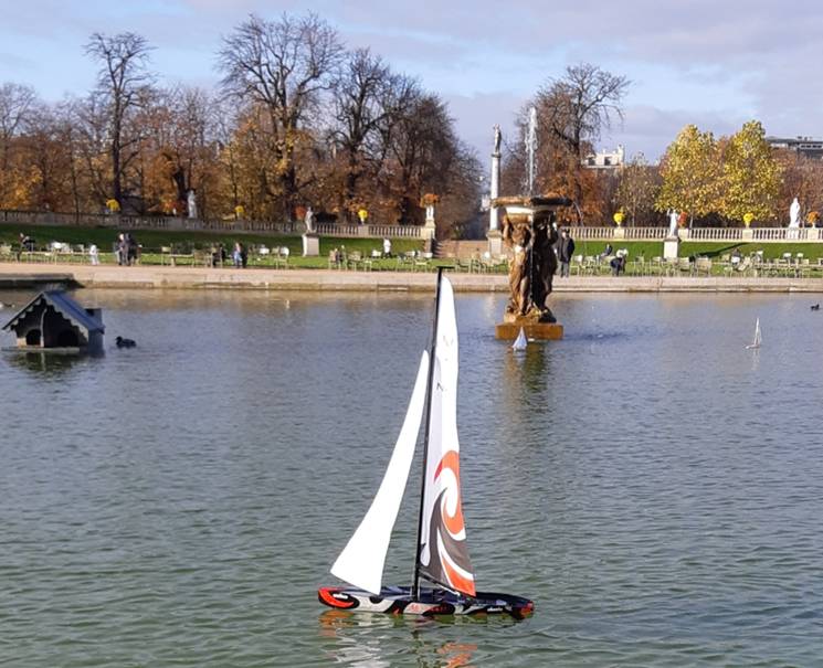 club nautique du luco jardin du Luxembourg Paris pond boat