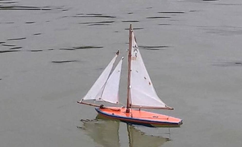 club nautique du luco jardin du Luxembourg Paris pond boat