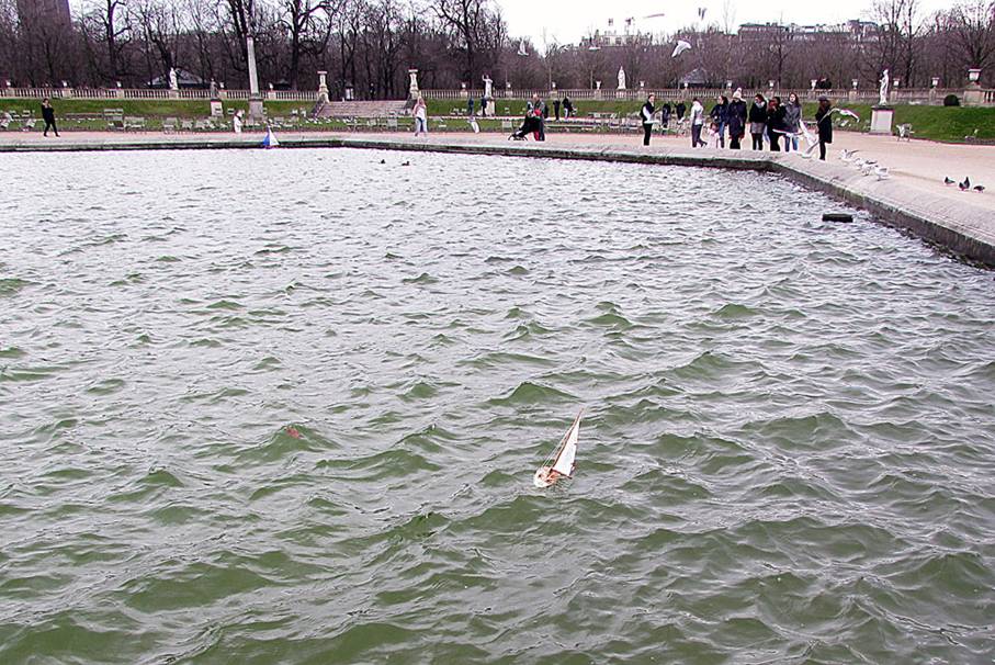 club nautique du luco jardin du Luxembourg Paris pond boat