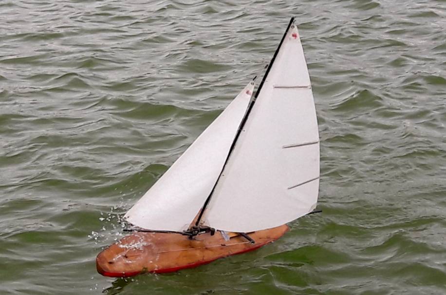club nautique du luco jardin du Luxembourg Paris pond boat