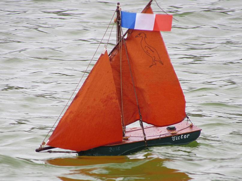 club nautique du luco jardin du Luxembourg Paris pond boat