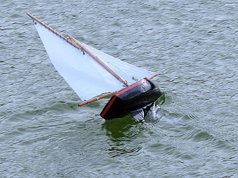 club nautique du luco jardin du Luxembourg Paris pond boat