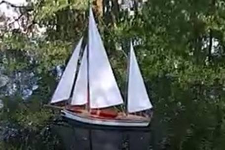 club nautique du luco jardin du Luxembourg Paris pond boat