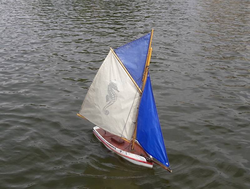 club nautique du luco jardin du Luxembourg Paris pond boat
