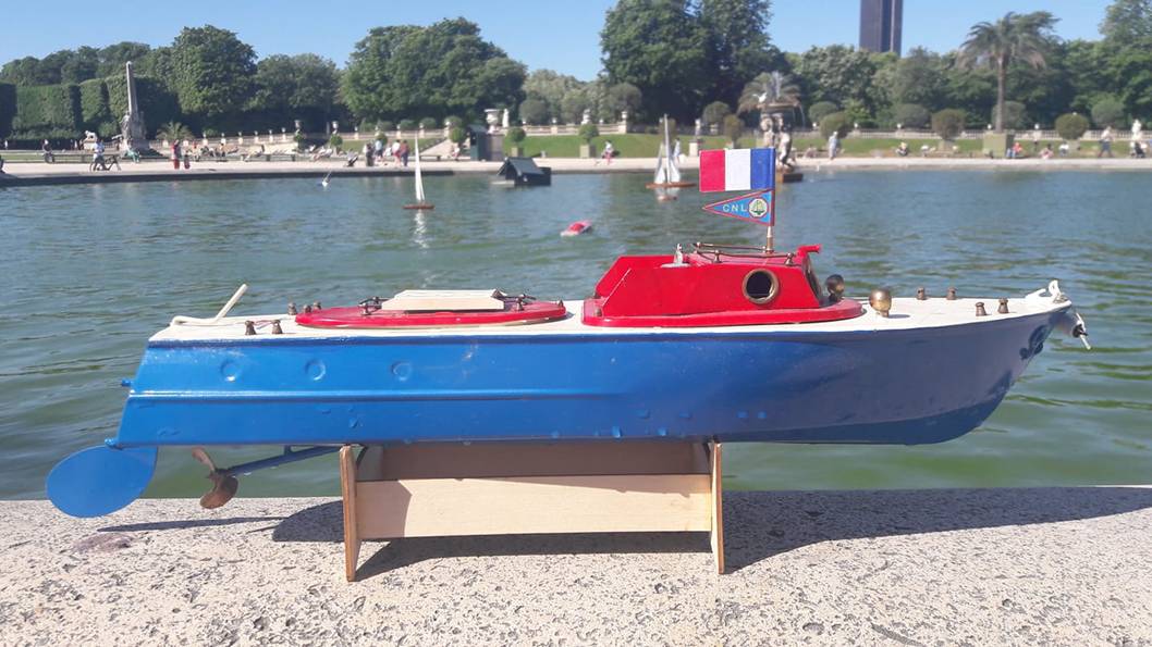 club nautique du luco jardin du Luxembourg Paris pond boat