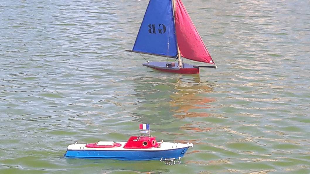 club nautique du luco jardin du Luxembourg Paris pond boat