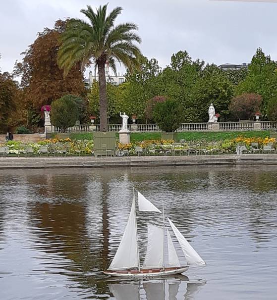 club nautique du luco jardin du Luxembourg Paris pond boat