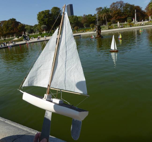 club nautique du luco jardin du Luxembourg Paris pond boat
