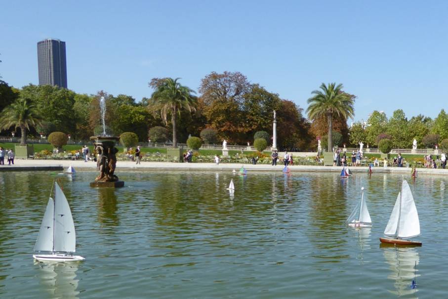 club nautique du luco jardin du Luxembourg Paris pond boat
