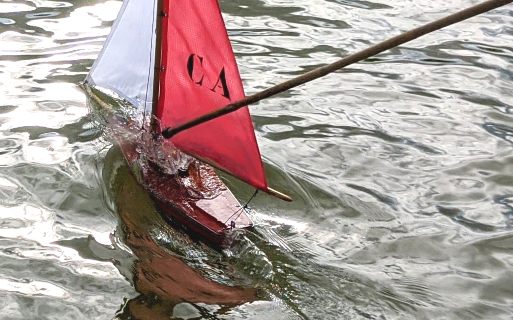 club nautique du luco jardin du Luxembourg Paris pond boat