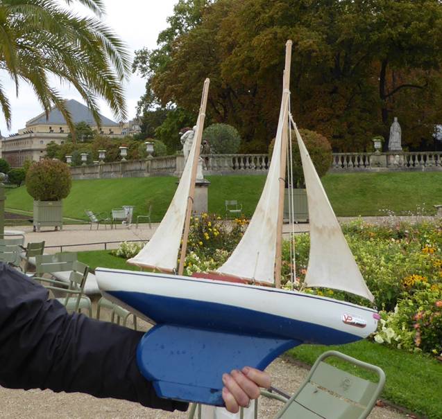 club nautique du luco jardin du Luxembourg Paris pond boat