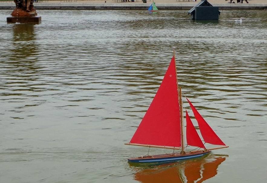 club nautique du luco jardin du Luxembourg Paris pond boat