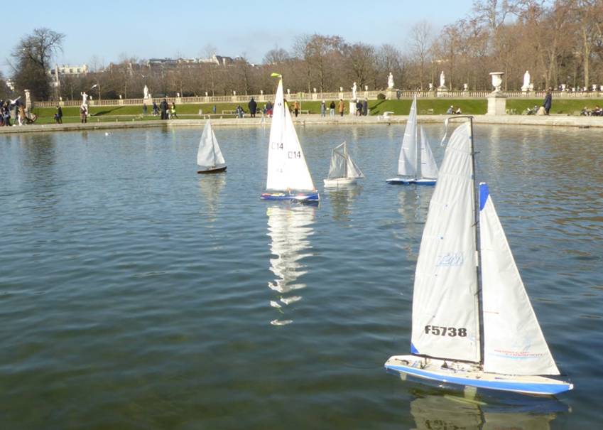 club nautique du luco jardin du Luxembourg Paris pond boat