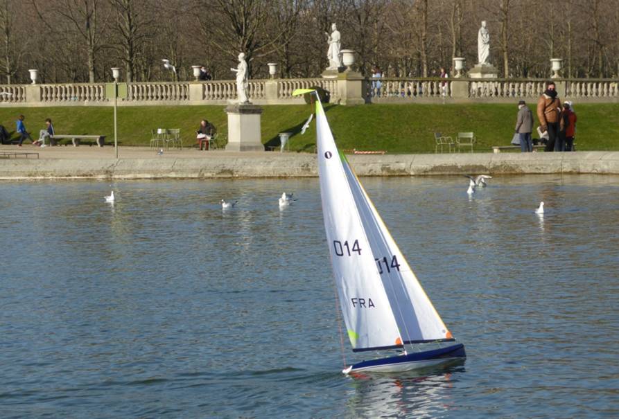 club nautique du luco jardin du Luxembourg Paris pond boat
