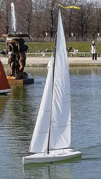 club nautique du luco jardin du Luxembourg Paris pond boat