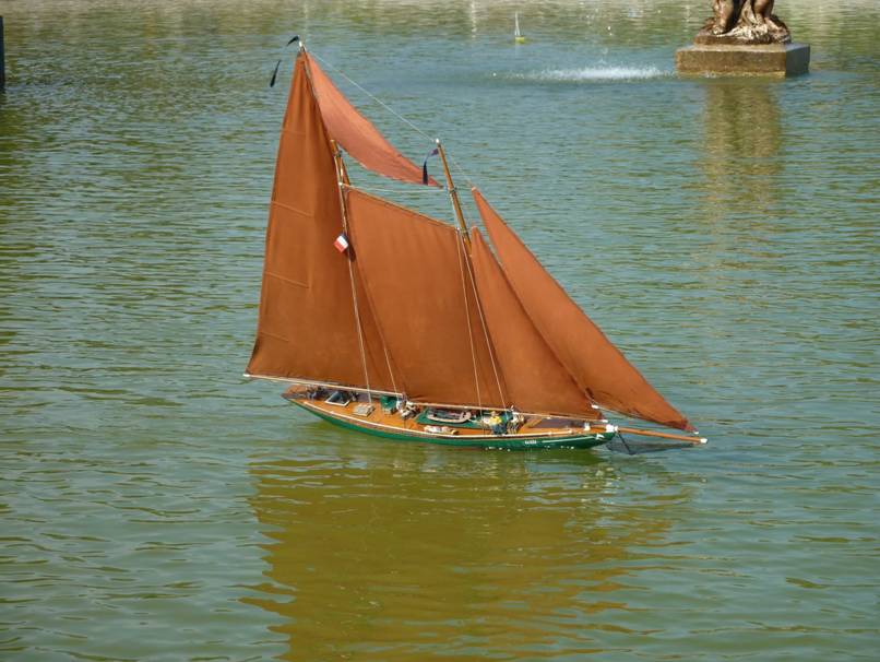 club nautique du luco jardin du Luxembourg Paris pond boat
