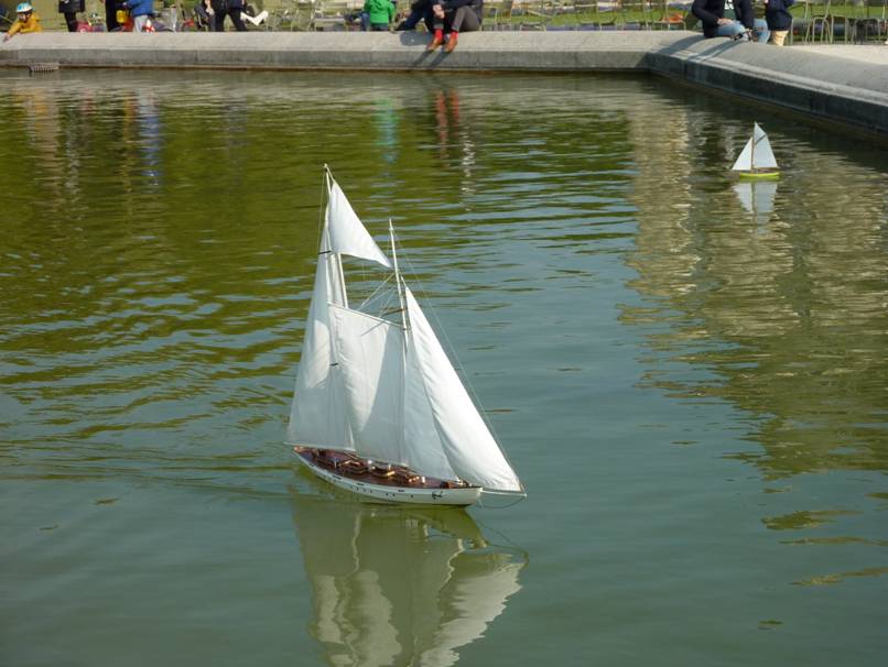club nautique du luco jardin du Luxembourg Paris pond boat