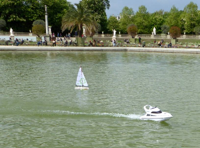 club nautique du luco jardin du Luxembourg Paris pond boat