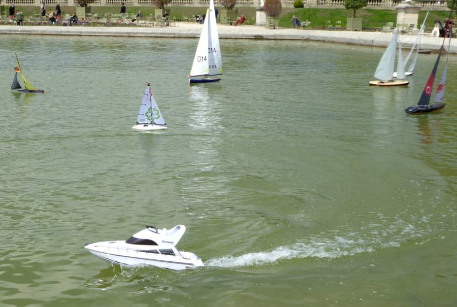 club nautique du luco jardin du Luxembourg Paris pond boat